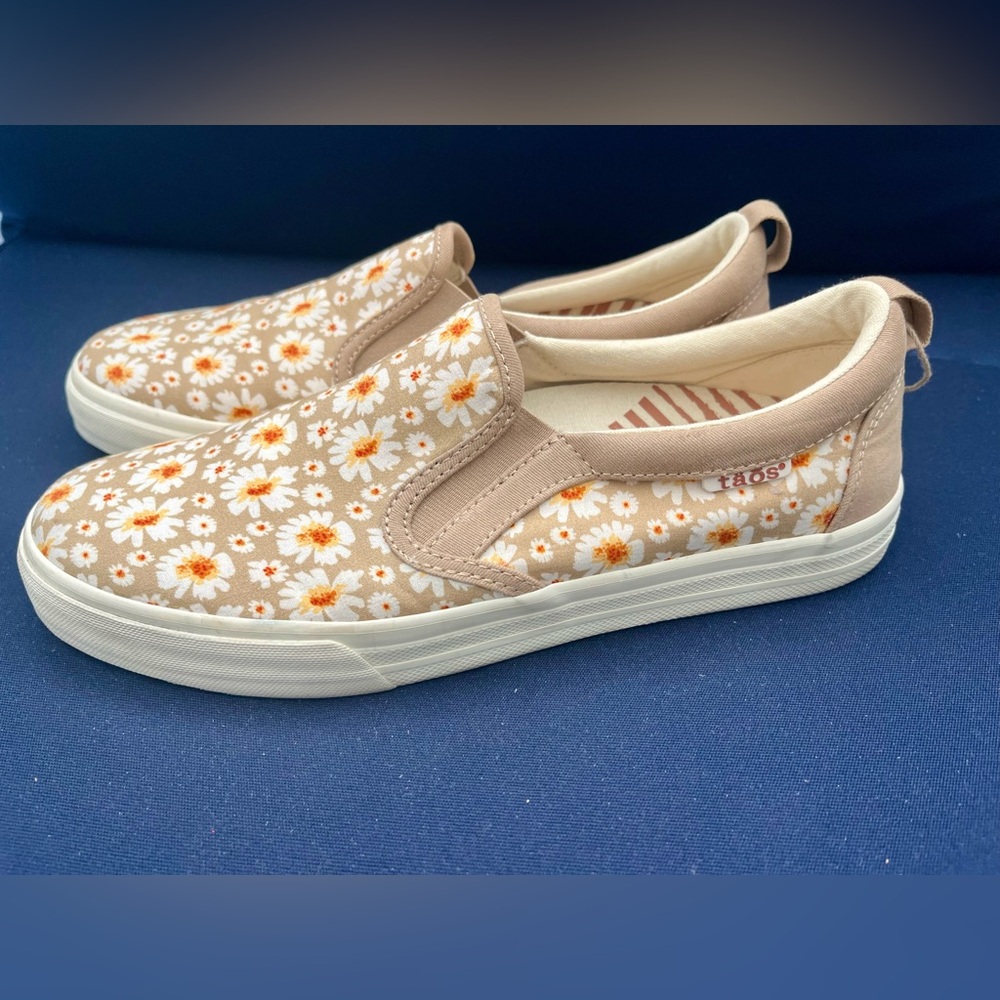 Taos Footwear Daisy Print Slip-On Flats - Tan and White